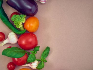 Düz kompozisyon ve taze sebzeler.