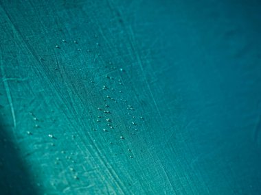 Su geçirmez zar kumaşına su damlıyor. Turkuaz sentetik su geçirmez kumaşın detaylı görünümü. Çadırda sabah çiği.