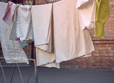 Sokakta çamaşır kurutma..