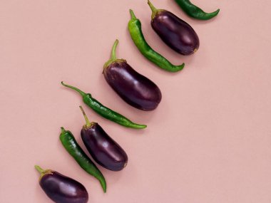 Düz kompozisyon ve taze sebzeler.