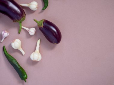 Düz kompozisyon ve taze sebzeler.