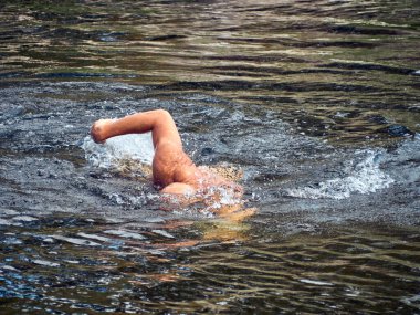 Yazın nehirde insan serbest yüzer.