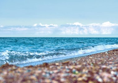 Kumlu temiz sahilde mavi deniz dalgası