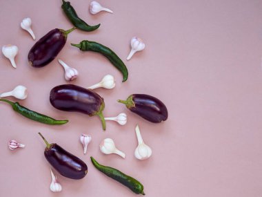 Düz kompozisyon ve taze sebzeler.