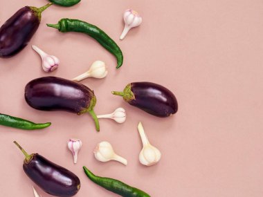 Düz kompozisyon ve taze sebzeler.