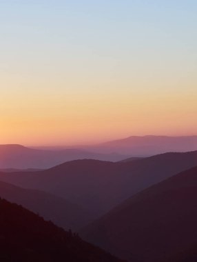Dağlarda güzel bir gün batımı.