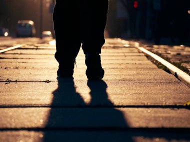 Gün batımında raylarda bir adam.