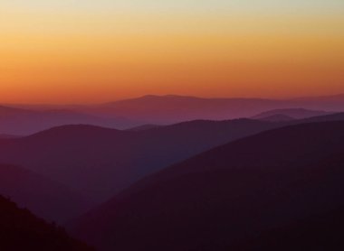 Dağlarda güzel bir gün batımı.
