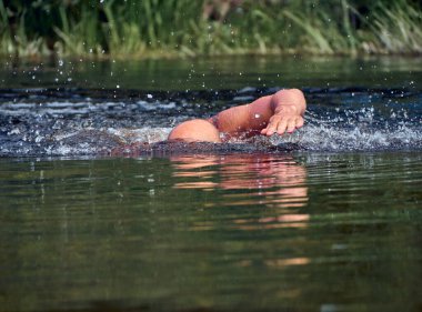 Yazın nehirde insan serbest yüzer.