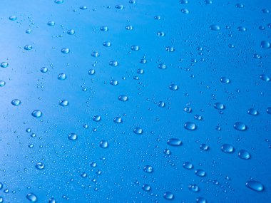 Mavi PVC yüzeyine rastgele su damlaları