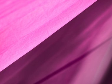 Pembe soyut buruşuk kumaş arkaplanı, kopya alanı, yukarıdan görünüm