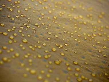 Sarı kumaşa su damlıyor..