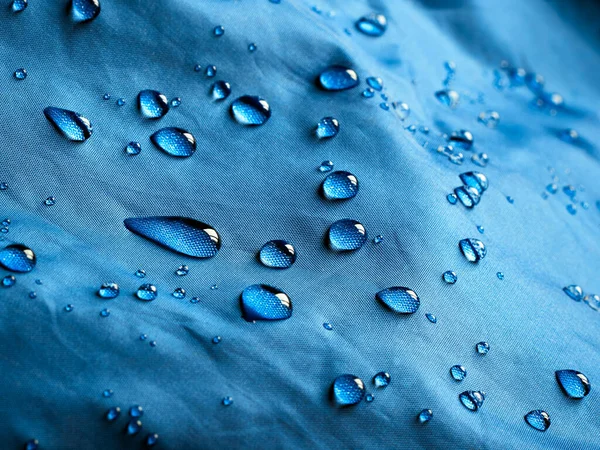 Mavi kumaşa su damlıyor..