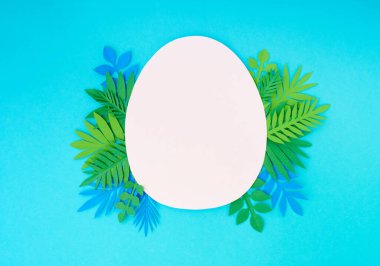 Paskalya tebrik kartı. Mavi arka planda kağıt boş. Düz konum, üst görünüm, kopyalama alanı.