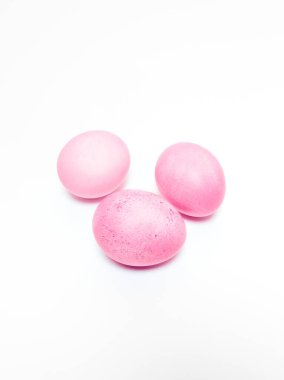 Beyaz arka planda Paskalya yumurtaları. Paskalya konsepti.