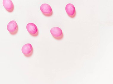 Beyaz arka planda Paskalya yumurtaları. Paskalya konsepti. Üst görünüm.