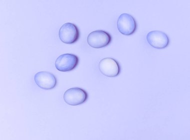 Mavi arka planda pastel renklere boyanmış yumurtalar. Mutlu Paskalyalar. Düz yatıyordu.