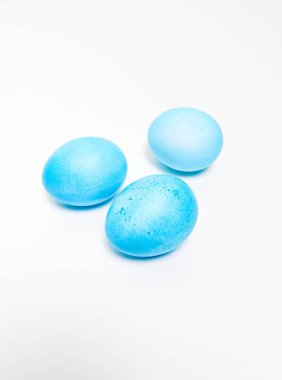 Beyaz arka planda Paskalya yumurtaları. Paskalya konsepti.