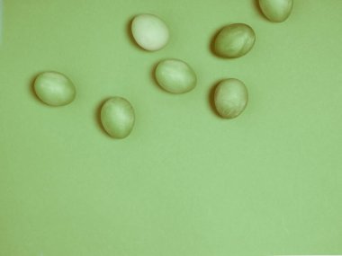 Yeşil arka planda pastel renklere boyanmış yumurtalar. Uzayı kopyala Mutlu Paskalyalar. Düz yatıyordu.