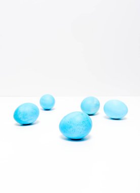 Beyaz arka planda Paskalya yumurtaları. Paskalya konsepti. Boşluğu kopyala.