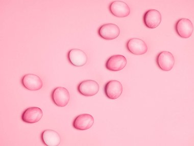 Pembe arka planda pastel renklere boyanmış yumurtalar. Mutlu Paskalyalar. Düz yatıyordu.