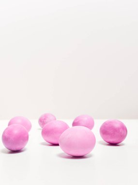 Beyaz arka planda Paskalya yumurtaları. Paskalya konsepti. Boşluğu kopyala.