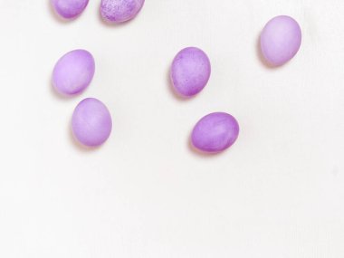 Beyaz arka planda Paskalya yumurtaları. Paskalya konsepti. Üst görünüm.