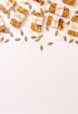 Tahıl gevreği ve malzemeler beyaz taş bir masa üzerinde. Üst manzara. Boşluğu kopyala.