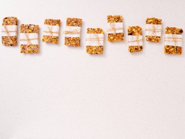 Tahıl gevreği ve malzemeler beyaz taş bir masa üzerinde. Üst manzara. Boşluğu kopyala.