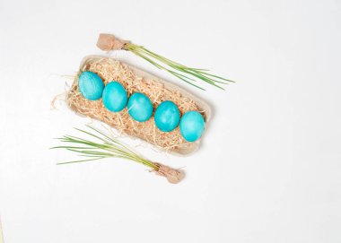 Beyaz arka planda bir kutuda paskalya yumurtaları..