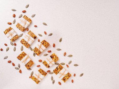 Tahıl gevreği ve malzemeler beyaz taş bir masa üzerinde. Üst manzara. Boşluğu kopyala.