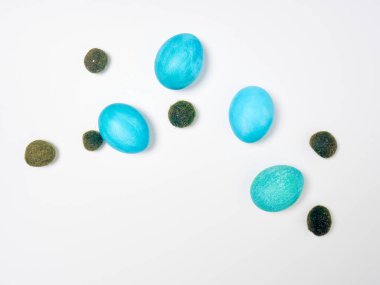 Beyaz arka planda Paskalya yumurtaları. Paskalya konsepti. Boşluğu kopyala.