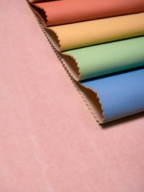 Çeşitli renklerde deri örnekleri.
