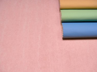 Çeşitli renklerde deri örnekleri.