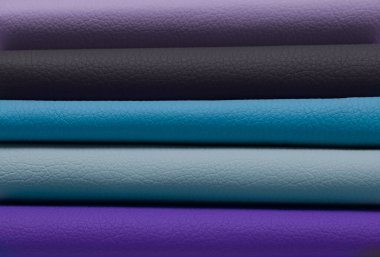 Çeşitli renklerde deri örnekleri.
