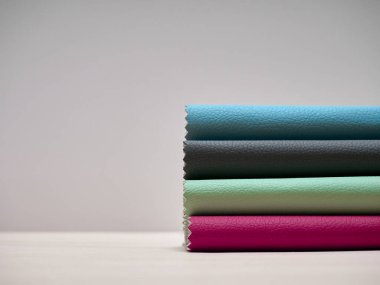 Çeşitli renklerde deri örnekleri.