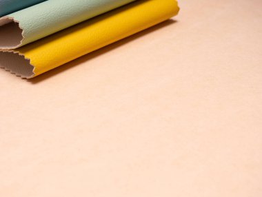 Çeşitli renklerde deri örnekleri.