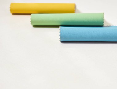 Çeşitli renklerde deri örnekleri.