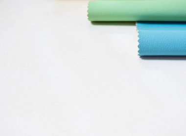 Çeşitli renklerde deri örnekleri.