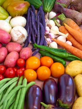 Düz kompozisyon ve taze sebzeler.