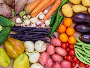 Düz kompozisyon ve taze sebzeler.