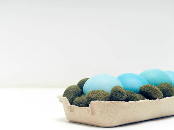 Huevos Pascua Una Caja Cartón Sobre Fondo Blanco — Foto de Stock