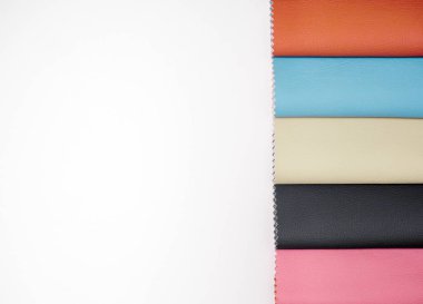 Çeşitli renklerde deri örnekleri.