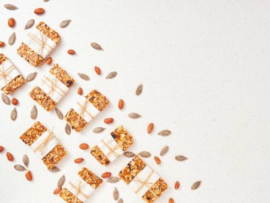 Tahıl gevreği ve malzemeler beyaz taş bir masa üzerinde. Üst manzara. Boşluğu kopyala.