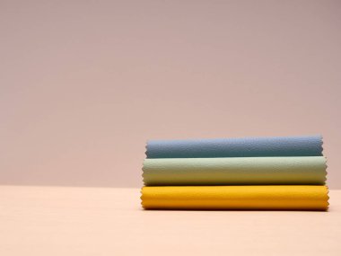 Çeşitli renklerde deri örnekleri.