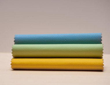 Çeşitli renklerde deri örnekleri.