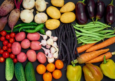 Düz kompozisyon ve taze sebzeler.