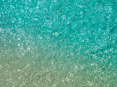 Yüzey saydam mavi deniz suyu.