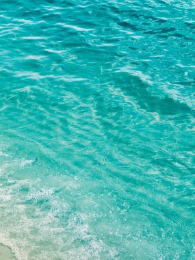 Yüzey saydam mavi deniz suyu.