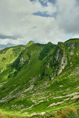 Karpat dağlarında bulutlu gökyüzü ile yaz manzarası. Carpathian, Ukrayna, Avrupa.